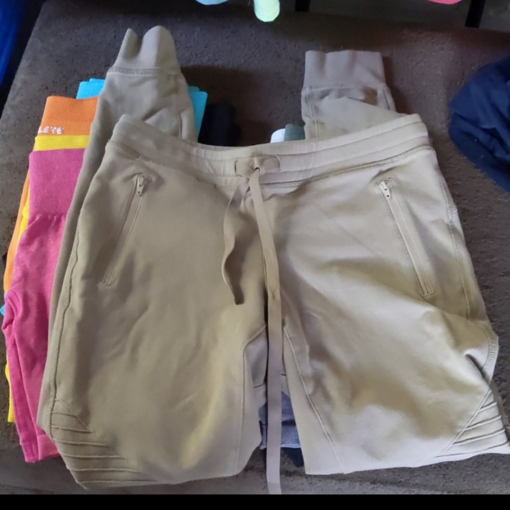 Alo yoga gravel Moto sweatpants joggers tan